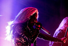 &bdquo;Arch Enemy&ldquo; koncerto akimirka