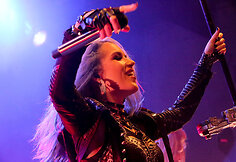 &bdquo;Arch Enemy&ldquo; koncerto akimirka