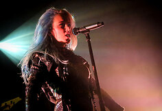 &bdquo;Arch Enemy&ldquo; koncerto akimirka