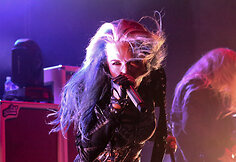 &bdquo;Arch Enemy&ldquo; koncerto akimirka