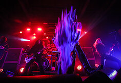 &bdquo;Arch Enemy&ldquo; koncerto akimirka
