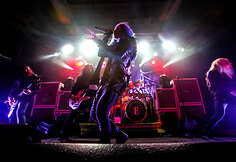 &bdquo;Arch Enemy&ldquo; koncerto akimirka