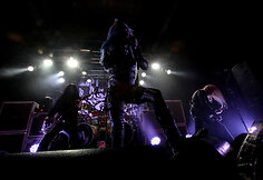 &bdquo;Arch Enemy&ldquo; koncerto akimirka