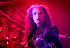 &bdquo;Arch Enemy&ldquo; koncerto akimirka