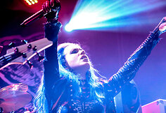 &bdquo;Arch Enemy&ldquo; koncerto akimirka