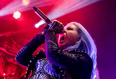 &bdquo;Arch Enemy&ldquo; koncerto akimirka