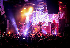 &bdquo;Arch Enemy&ldquo; koncerto akimirka