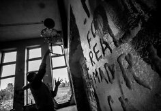 Kultūros namų griuvėsiuose jaunimas įsirengė krep&scaron;inio aik&scaron;telę