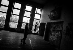 Kultūros namų griuvėsiuose jaunimas įsirengė krep&scaron;inio aik&scaron;telę