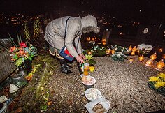 Čigonai kapinėse prisimena mirusiuosius ir aukoja jiems aukas