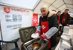 V. Kudirkos aik&scaron;tėje, Vilniuje, maltiečiai pradėjo kasmetinės labdaros akcijos &bdquo;Maltiečių sriuba&ldquo; žygį per Lietuvą