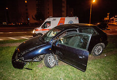Sužeistą draugą į ligoninę vežę vyrai ma&scaron;iną sudaužė 