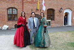 Kauno rajono savivaldybės TVIC direktorė Aistė Sinkevičienė ir jos pavaduotoja Rima Noreikaitė su Japonijos ambasadriumi Toyoei Shigeeda