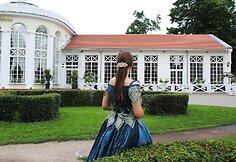 Puošnios damos kviečia užsukti į Raudondvario dvaro oranžeriją, kurioje įsikūręs prašmatnus restoranas