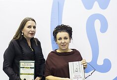 Kristina Sabaliauskaitė su ra&scaron;ytoja, &bdquo;Man Booker International&ldquo; premijos laureate Olga Tokarczuk, Krokuvos knygų mugėje