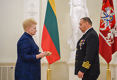Prezidentė suteikė generolo laipsnius ir valstybinius apdovanojimus Lietuvos karininkams