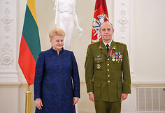 Prezidentė suteikė generolo laipsnius ir valstybinius apdovanojimus Lietuvos karininkams