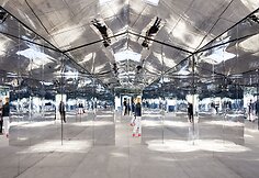 Architekto Dougo Aitkeno sukurtas namas vien i&scaron; veidrodžių