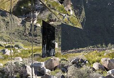 Architekto Dougo Aitkeno sukurtas namas vien i&scaron; veidrodžių