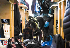 Vilniaus profesinėje mokykloje lankėsi policijos kinologai su šunimis