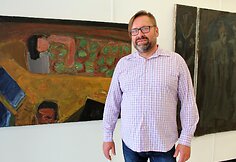 Linas Liandzbergis prie savo darbo tapyto prie&scaron; 30 metų. Tiesa i&scaron;liko tik vienas fragmentas