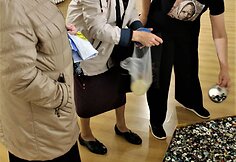 Performansas tęsiasi – į parodą atėjusios moterys pildo sagų upę savo atsineštomis sagomis