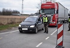 Pasieniečiai prie sienos su Latvija