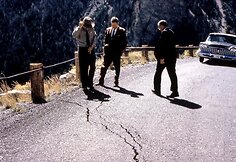 Įtrūkęs kelias po 1959 m. Hebgeno ežero žemės drebėjimo Jeloustouno nacionaliniame parke, Montanoje