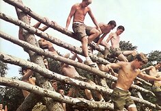 Skautai bando įveikti kliūčių ruožą Valley Forge nacionaliniame istoriniame parke, Pensilvanijoje.