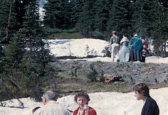Iškylautojai mėgaujasi sniego apsuptyje esančia Rojaus stovyklaviete, kurios fone – Gibraltaro uola, Reinyro kalno nacionaliniame parką nacionaliniame parke, Vašingtone