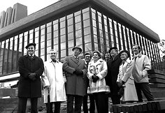 Grupė Valstybinio akademinio operos ir baleto teatro (dabar &ndash; Lietuvos nacionalinis operos ir baleto teatras) artistų. I&scaron; kairės: Eduardas Kaniava, Romanas Marijo&scaron;ius, Virgilijus Noreika, Vaclovas Daunoras, Elena Saulevičiūtė, Raimondas Minderis, Rimantas Siparis, Leokadija A&scaron;kelovičiūtė, Vytautas K