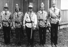 Pievėnų Kristaus kapo sargyba iš kairės: Stasys Jokšas, Vaclovas Žvirzdinas, Jonas Pranauskis, Antanas Grajauskas, Alfonsas Butkus. XX a. 8 deš.