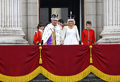 Karūnuotasis karalius Karolis III ir karalienė Camilla i&scaron; Bekingemo rūmų balkono sveikina tautą