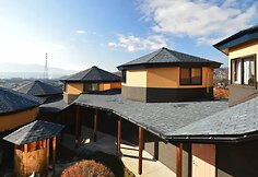 Vaikystės namas perstatytas į modernią zen &scaron;ventovę Japonijos kaime ie&scaron;ko pirkėjų 