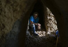 Nissimas Kahlonas i&scaron;kalė namus i&scaron; smiltainio uolų, i&scaron; kurių atsiveria vaizdas į Viduržemio jūrą Izraelyje