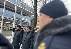 Lietuvos ugniagesiai gelbėtojai Tylos minute pagerbė žuvusio kolegos Rolando Venslauskio atminimą