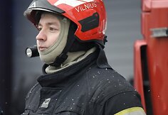 Lietuvos ugniagesiai gelbėtojai Tylos minute pagerbė žuvusio kolegos Rolando Venslauskio atminimą
