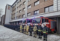 Lietuvos ugniagesiai gelbėtojai Tylos minute pagerbė žuvusio kolegos Rolando Venslauskio atminimą
