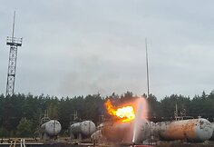 Ekspertai ie&scaron;ko būdų, kaip užgesinti gaisrą dujų pilstymo stotyje