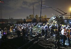 Pensilvanijoje per keleivinio traukinio avariją žuvo mažiausiai penki žmonės, de&scaron;imtys sužeisti.