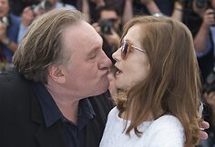 Gerardas Depardieu mėgina pabučiuoti kolegę Isabelle Huppert Kanų kino festivalyje
