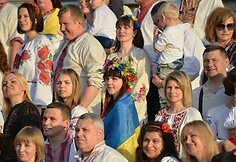Ukrainiečiai tradiciniais rūbais demonstravo vienybę Kijevo gatvėse