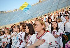 Ukrainiečiai tradiciniais rūbais demonstravo vienybę Kijevo gatvėse