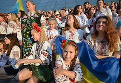 Ukrainiečiai tradiciniais rūbais demonstravo vienybę Kijevo gatvėse