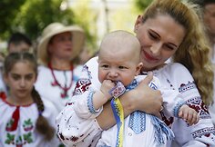 Ukrainiečiai tradiciniais rūbais demonstravo vienybę Kijevo gatvėse