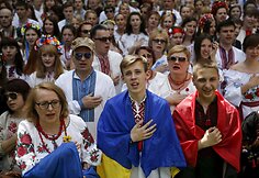 Ukrainiečiai tradiciniais rūbais demonstravo vienybę Kijevo gatvėse