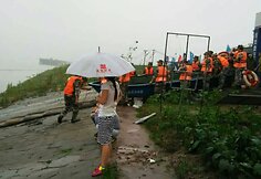 Kinijos Jangdzės upėje vyksta laivo gabenusio 450 žmonių gelbėjimo operacija
