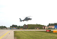 Lietuvos kariuomenė įsigijo naują paie&scaron;kos ir gelbėjimo sraigtasparnį &bdquo;Eurocopter&ldquo; AS365N3+  &bdquo;Dauphin&ldquo;.