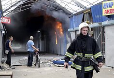 Ugniagesiai gesina gaisrą Donecke po separatistų ir Ukrainos pajėgų susi&scaron;audymo