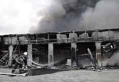 Ugniagesiai gesina gaisrą Donecke po separatistų ir Ukrainos pajėgų susi&scaron;audymo